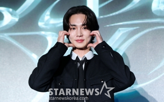 [서울=뉴시스] 김혜진 기자 = 그룹 샤이니 키가 23일 오전 서울 영등포구 페어몬트호텔에서 열린 세 번째 미니앨범 '플레저 숍(Pleasure Shop)' 발매 기념 기자간담회에서 포즈를 취하고 있다.  타이틀 곡 '플레저 숍(Pleasure Shop)'은 독특한 신스 패드 패턴과 드럼 비트가 댄서블하게 어우러진 일렉트로 하우스 장르의 곡이다. 2024.09.23. jini@newsis.com /사진=김혜진