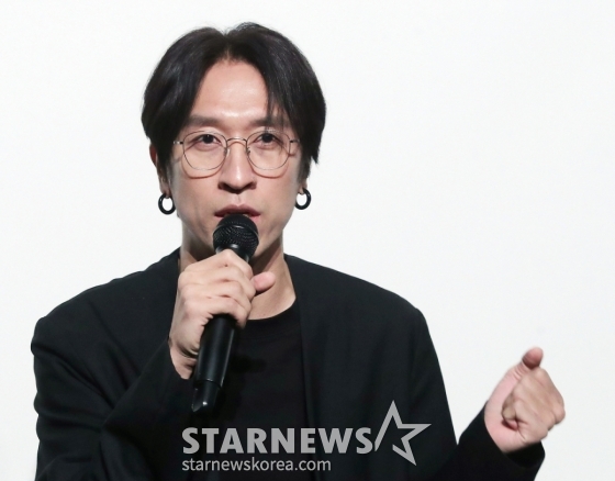 가수 백성현(코요테 빽가)이 20일 오전 서울 강남구 청담씨네시티 엠큐브에서 진행된 첫 EP 앨범 '큐어'(CURE) 발매 기념 음감회에 참석해 인사말을 하고 있다.  '큐어'에는 더블 타이틀곡 가창곡 '바람이 달빛이'와 연주곡 'Close My Eyes'를 비롯해 총 8곡이 담겼다. 2023.02.20