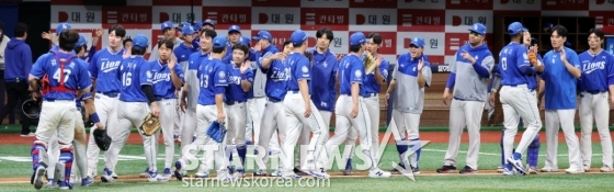 [포토]'싹쓸이 자축하는' 박진만 감독과 선수들