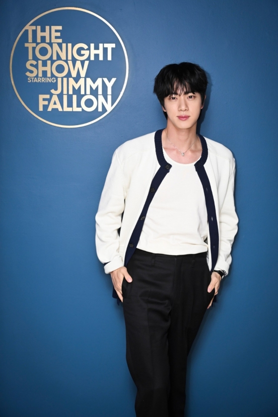 "사랑해 친구!" 방탄소년단 진, 신세경 변신 지미 팰런과 'Don't Say You Love Me' 뮤직비디오 재연