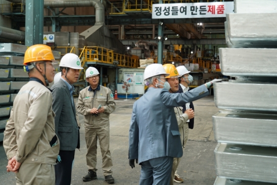 영풍 사외이사들이 22일 봉화군 석포제련소 주조공장에서 아연괴 제품을 살펴보고 있다.  