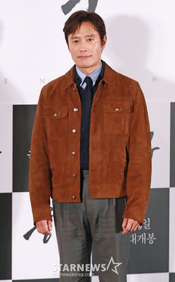 배우 이병헌이 19일 오후 서울 CGV용산아이파크몰에서 진행된 영화 '승부'(감독 김형주) 언론배급시사회 및 기자간담회에 참석해 포즈를 취하고 있다. /2025.03.19 /사진=이동훈 photoguy@
