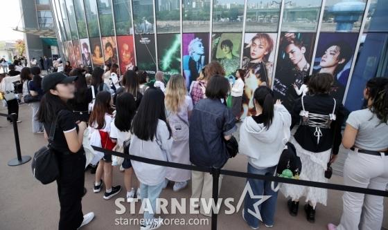 '세븐틴 축하해' 팬들 몰린 이벤트 현장[★포토]