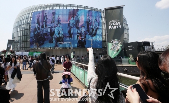 세븐틴 10주년 파티 열린 세빛섬[★포토]