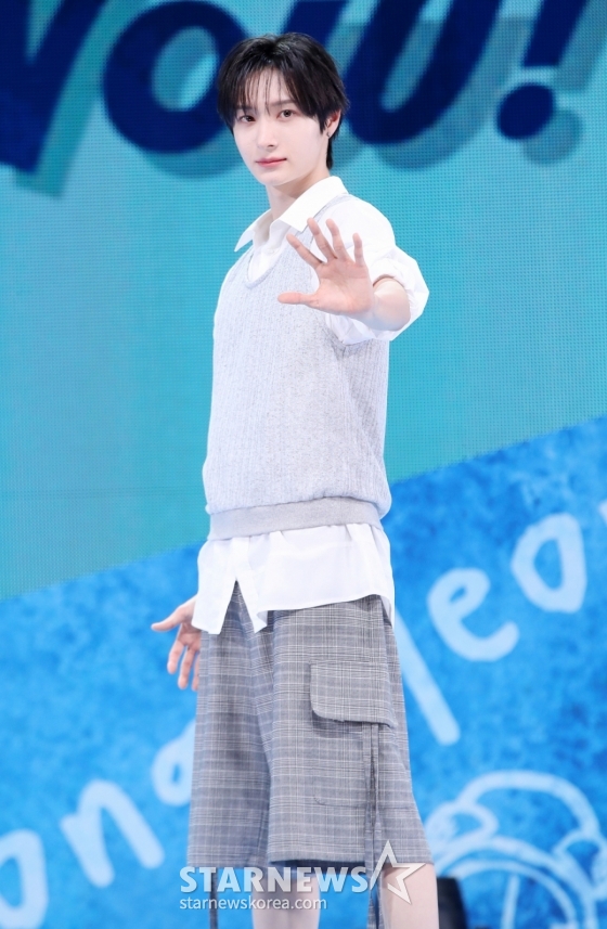 그룹 킥플립 동화가 26일 서울 광진구 예스24라이브홀에서 진행된 미니 2집 앨범  'Kick Out, Flip Now!(킥 아웃, 플립 나우!)' 발매 기념 쇼케이스에서 포즈를 취하고 있다. /2025.05.26 /사진=김휘선 hwijpg@