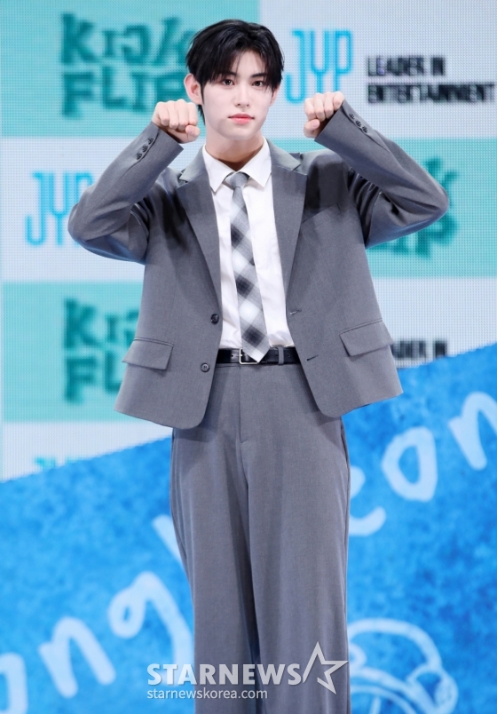 그룹 킥플립 민제가 26일 서울 광진구 예스24라이브홀에서 진행된 미니 2집 앨범  'Kick Out, Flip Now!(킥 아웃, 플립 나우!)' 발매 기념 쇼케이스에서 포즈를 취하고 있다. /2025.05.26 /사진=김휘선 hwijpg@
