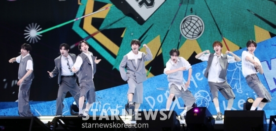 그룹 킥플립이 26일 서울 광진구 예스24라이브홀에서 진행된 미니 2집 앨범  'Kick Out, Flip Now!(킥 아웃, 플립 나우!)' 발매 기념 쇼케이스에서 멋진 무대를 선보이고 있다. /2025.05.26 /사진=김휘선 hwijpg@