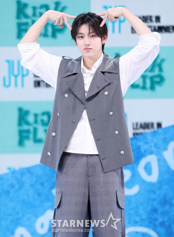 그룹 킥플립 계훈이 26일 서울 광진구 예스24라이브홀에서 진행된 미니 2집 앨범  'Kick Out, Flip Now!(킥 아웃, 플립 나우!)' 발매 기념 쇼케이스에서 포즈를 취하고 있다. /2025.05.26 /사진=김휘선 hwijpg@