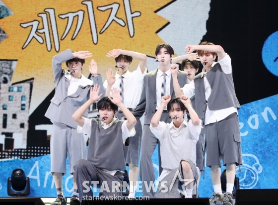 그룹 킥플립이 26일 서울 광진구 예스24라이브홀에서 진행된 미니 2집 앨범  'Kick Out, Flip Now!(킥 아웃, 플립 나우!)' 발매 기념 쇼케이스에서 멋진 무대를 선보이고 있다. /2025.05.26 /사진=김휘선 hwijpg@