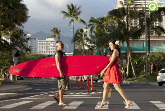붉은 드레스 신세경, 하와이男도 미소  