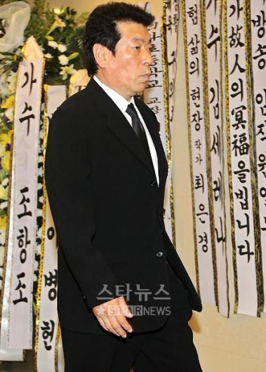[★포토]김동현, '묵묵히 빈소로 향하며'