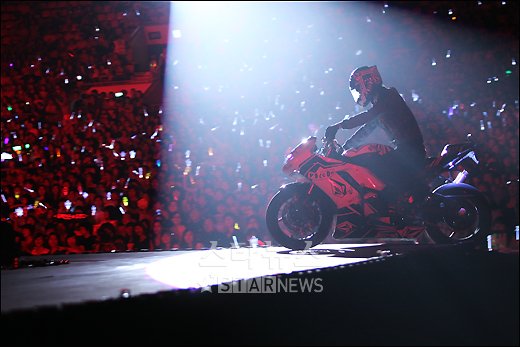 [★포토]2PM, 멋지게 오토바이 타고 등장!