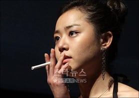 국민 여동생 '문근영', 헉! 담배피네