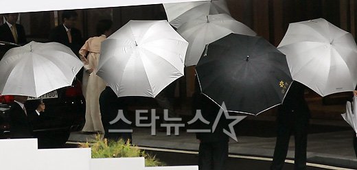[★포토]정용진 결혼식, 하객 우산으로 가리는 경호원들 