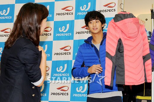 [★포토]김수현 '제가 고른 핑크재킷 어때요?'