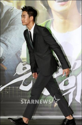 [★포토]김수현 '흥행 앞으로 가!'