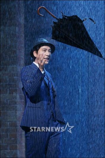 [★포토]규현, 우산은 잠시만 안녕!