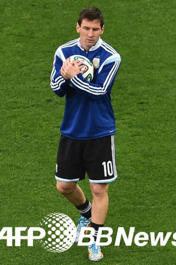 [사진][네덜란드-아르헨티나] 메시, '축구공은 소중하니까'