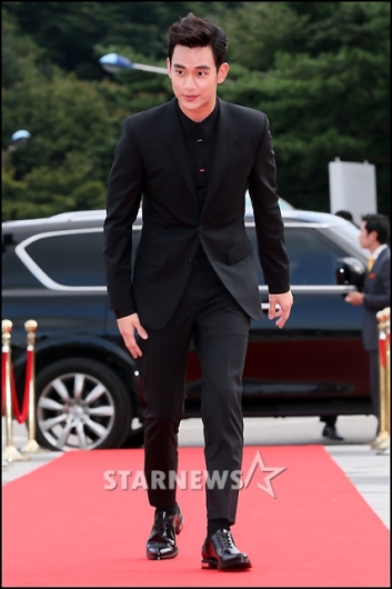 [★포토]김수현 '인사도 멋지게!'