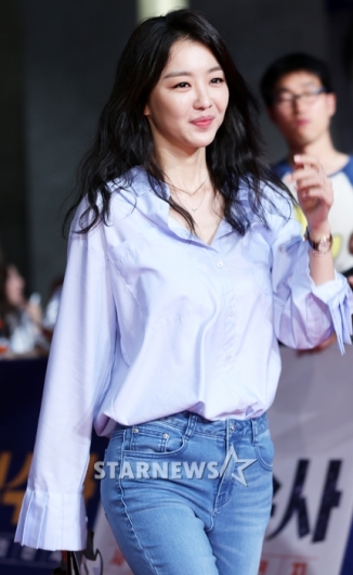 [★포토]장희진, '시원한 블루 셔츠로 멋낸 패션'
