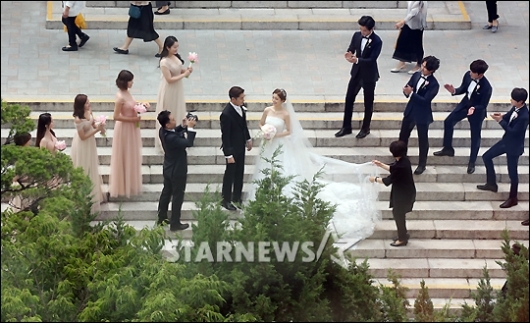 [★포토]에릭-나혜미 '들러리 축하 속 결혼'