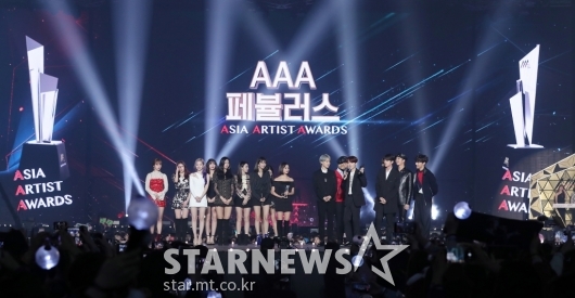 [★포토]'AAA 페뷸러스' 수상한 트와이스-방탄소년단