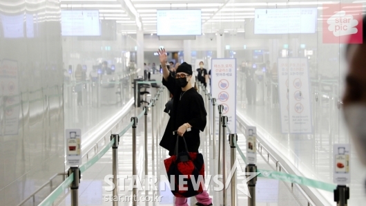 GOT7 잭슨 '블랙+핑크 힙한 공항패션'[영상]