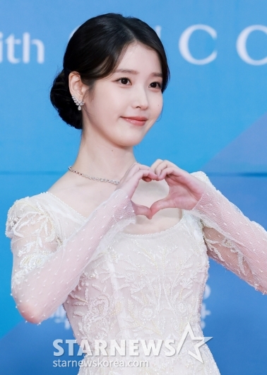 '유튜브 1000만' 아이유 다이아 언박싱.."5000만 가자!"