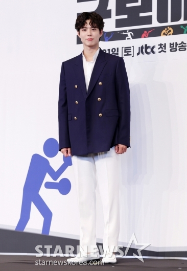"부상으로 촬영 중단"..얼굴 바꿔 낀 박보검, '폭싹' 양관식 지워낼 '굿보이' [종합]