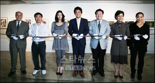 ↑왼쪽부터 윤남중 목사(기아대책 이사장), 개그맨 정종철, 가수 박지윤, 배우 조민기, 윤상조 바호 그룹대표, 고은아 기아대책 행복한 나눔 대표, 서자현 세오갤러리 대표 