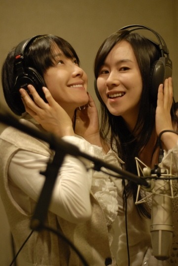 녹음실에서 녹음작업을 하고 있는 박혜경(왼쪽) 박소연 자매.