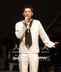 ▲ 광주문예예술회관에서 열린<br /><br />
 '이루마와 함께하는 해군 군악<br /><br />
대 연주회'에 비교적 건강한 모<br /><br />
습으로 예전의 말솜씨와 연주실<br /><br />
력을 유감없이 발휘했다.(상병:<br /><br />
아루마의 모습)