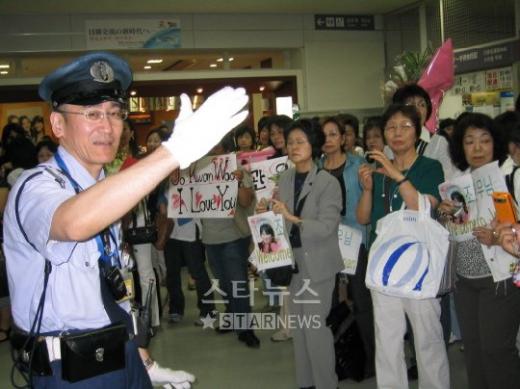 ↑조관우의 일본 공연을 맞아 하네다 공항으로 마중나온 일본인 팬들 ⓒ머니투데이 스타뉴스