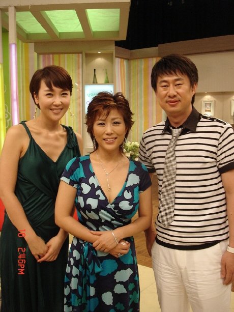 이미자의 딸이자 일본에서 엔카가수로 활동중인 정재은 (가운데)