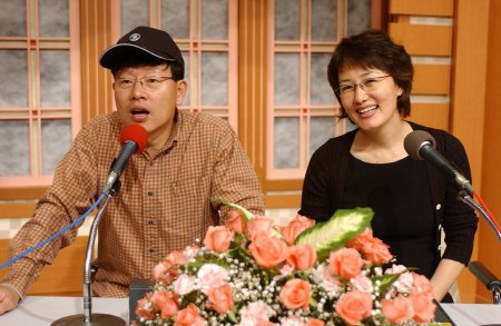 MBC라디오 '싱글벙글쇼'의 진행을 맡고 있는 강석과 김혜영(오른쪽)