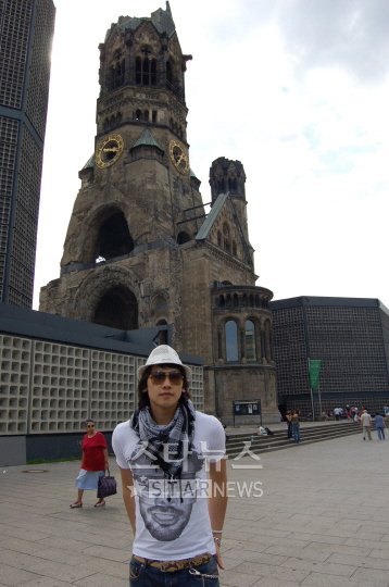 카이제 빌헬름 기념 교회 앞에서 포즈를 취한 비 ⓒ베를린(독일)=김원겸 기자
