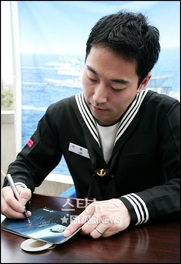 사인회 중인 이루마 ⓒ홍봉진 인턴기자