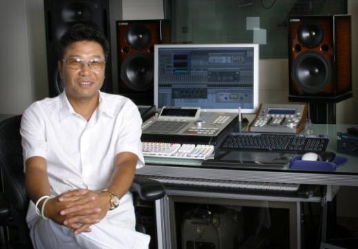 이수만 프로듀서가 SM 엔터테인먼트 녹음실에서 작업하고 있다. ⓒSM 엔터테인먼트 