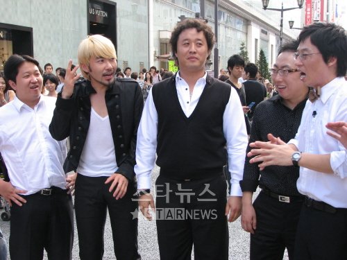 \'무한도전\' 도쿄 특집 촬영 도중 긴자 거리에서 멤버들과  이야기를 나누고 있는 유재석(맨 오른쪽) 
