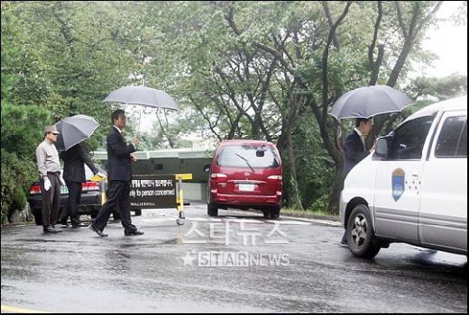 경호원들이 김희선과 박주영씨의 약혼식장 입구에서부터 차량을 통제하고 있다. ⓒ홍기원 기자 xanadu@