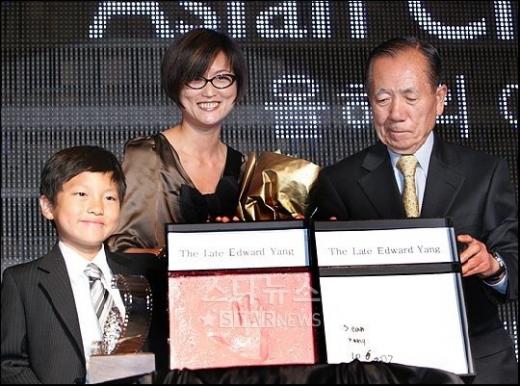제12회 부산국제영화제에서 올해의 아시아 영화인상 수상자로 선정된 에드워드 양 감독의 아들 션 양과 부인 카일리 펑이 핸드프린팅을 펼쳐보이고 있다. 