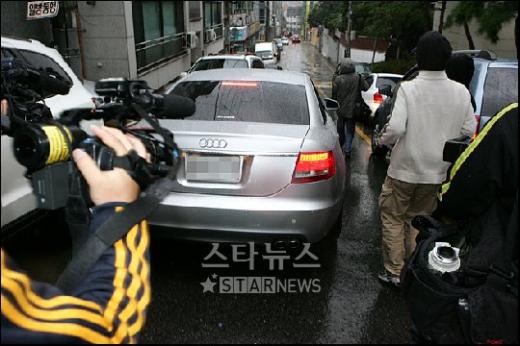 ↑↑오전 9시 50분 김희선으로 보이는 여성을 태운 은색 아우디 차량이 취재진을 뒤로하고 빠져나가고 있다. ⓒ<임성균 기자 tjdrbs23@>
