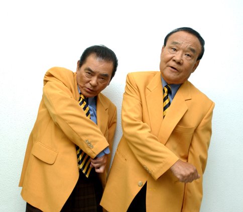 ↑남철과 함께 '왔다리 갔다리 춤'을 선보이는 남성남(<b>사진 오른쪽</b>)