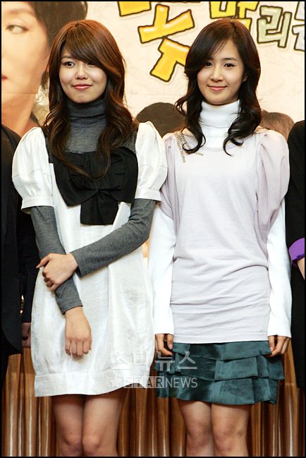 KBS 일일시트콤 \'못말리는 결혼\'에 출연하는 소녀시대 최수영(왼쪽)과 권유리 ⓒ임성균 기자 tjdrbs23@