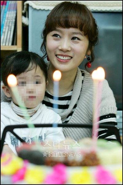 3일 4살 생일을 맞은 꼬마친구와 생일파티를 갖고 있는 이수영 ⓒ홍봉진 인턴기자