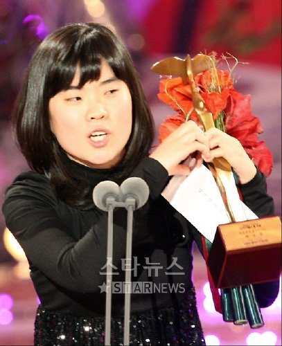 박지선이 22일 오후 서울 여의도 KBS 별관 공개홀에서 열린 2007 KBS 연예대상 시상식에서 여자 코미디 부문 신인상을 받고 박성광을 향해 손가락으로 하트를 만들어 보이고 있다.