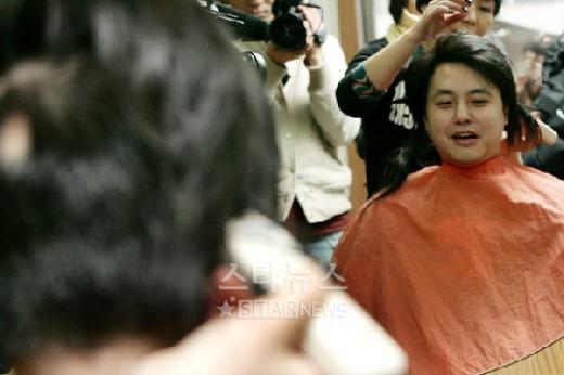 ↑의류사업에 인한 스트레스로 원형탈모가 생긴 노유민 ⓒ홍봉진인턴기자
