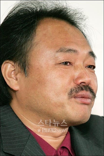 기자회견 중 눈물을 글썽이는 김흥국 ⓒ홍봉진 기자