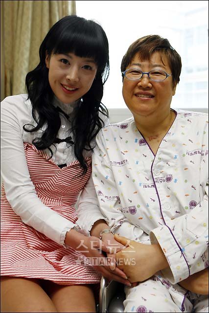↑경기도 성남시의 한 병원에서 만남을 가진 가수 방실이와 아영 ⓒ<임성균 기자 tjdrbs23@>