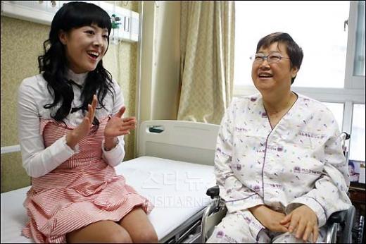 ↑경기도 성남시의 한 병원에서 만남을 가진 가수 방실이와 아영 ⓒ<임성균 기자 tjdrbs23@>